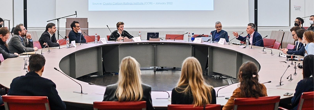 Photo des experts blockchain réunis autour d'une même table lors de la conférence